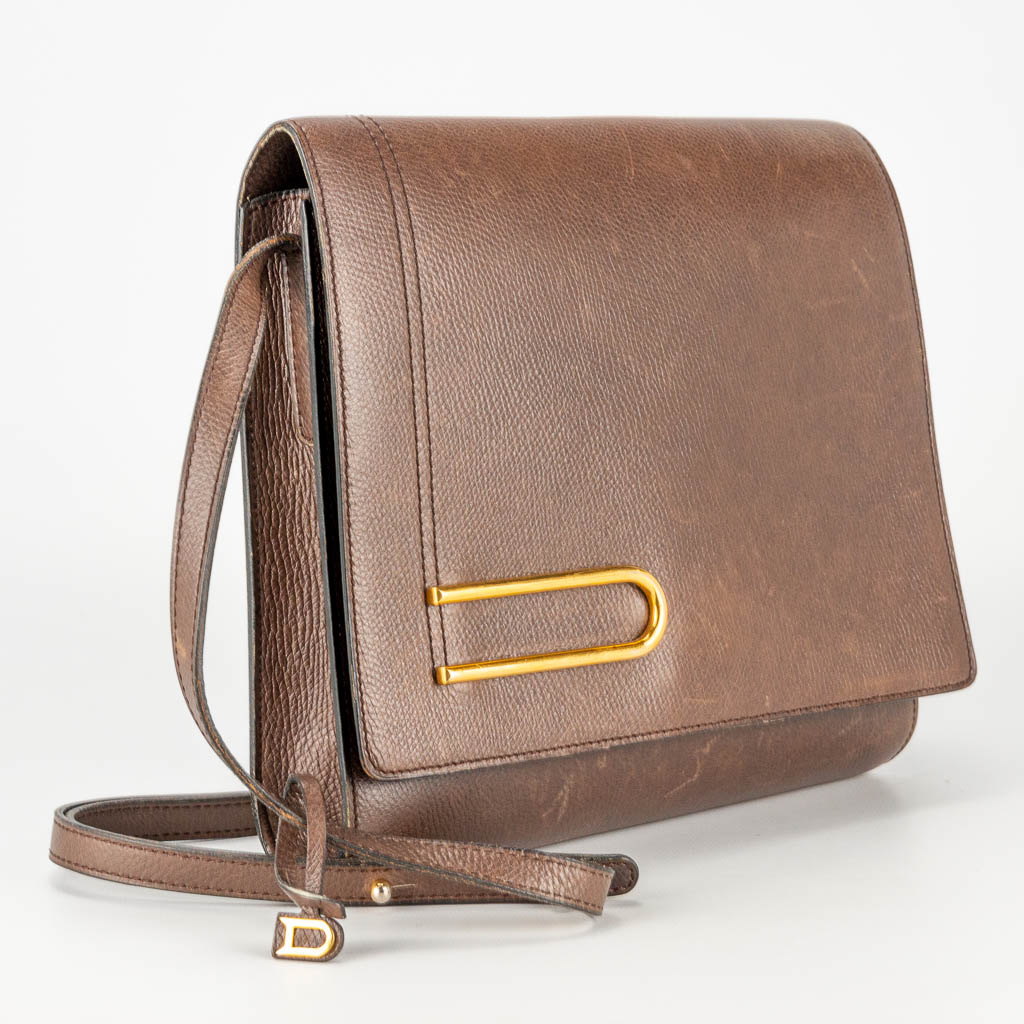 Een handtas gemaakt uit bruin leder en gemerkt Delvaux
