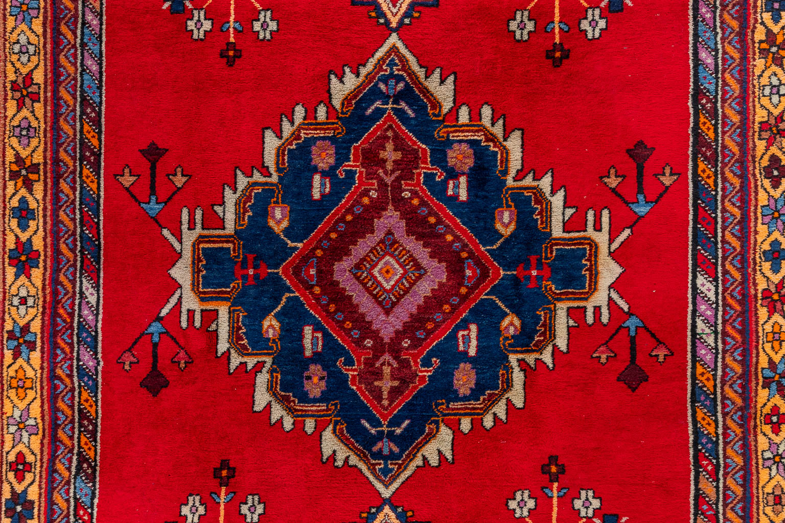 Three Oriental hand-made carpets, Bidjar & Kashan. (D:242 x W:170 cm)