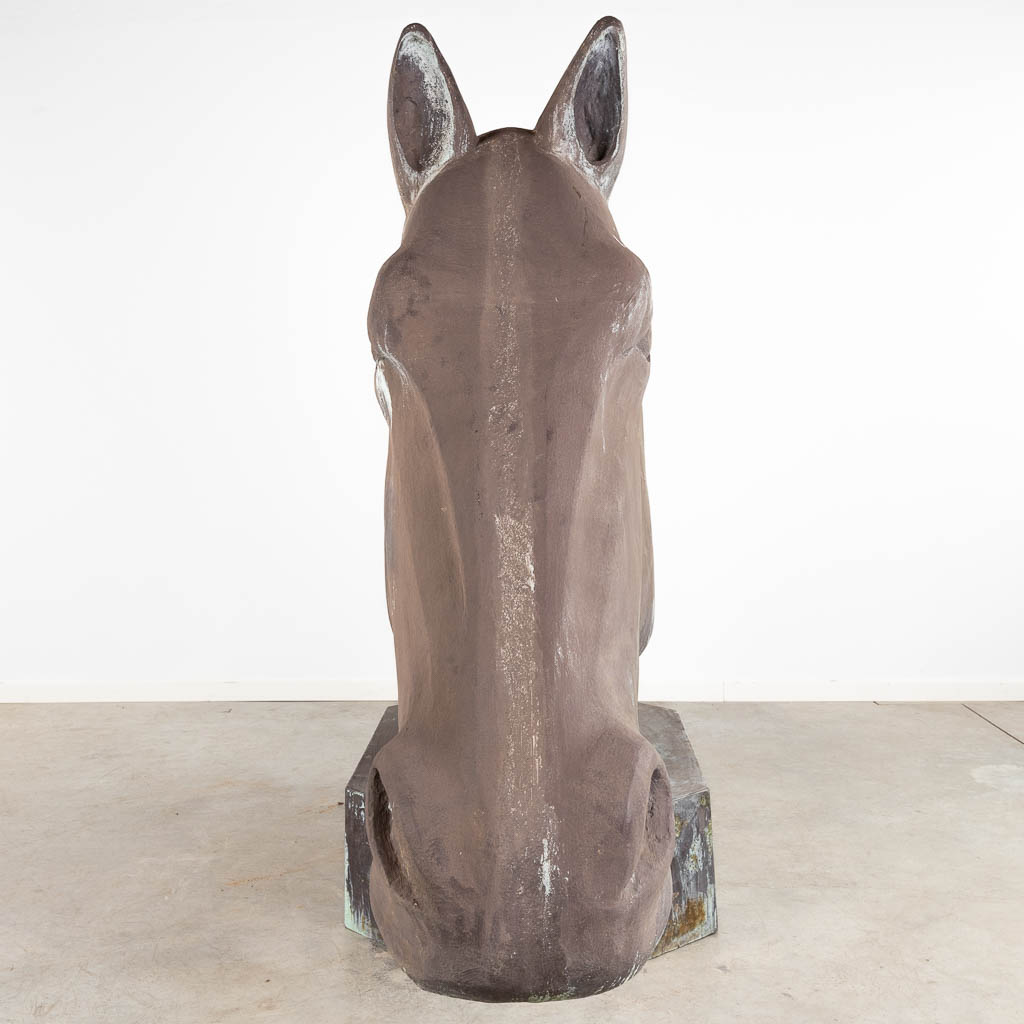 Een uitzonderlijk groot hoofd van een paard, gepatineerd polyester. (D:202 x W:74 x H:176 cm)