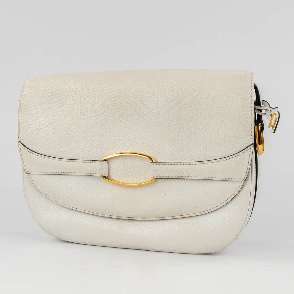  Delvaux, a handbag made of white leather with gold-plated elements. 