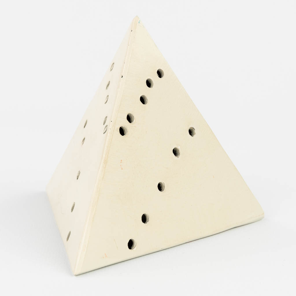  Lucio FONTANA (1899-1968) 'Pyramide' (c. 1967), gesigneerd 'AP L Fontana' (L:13,4 x W:13,3 x H:11,6 cm)
