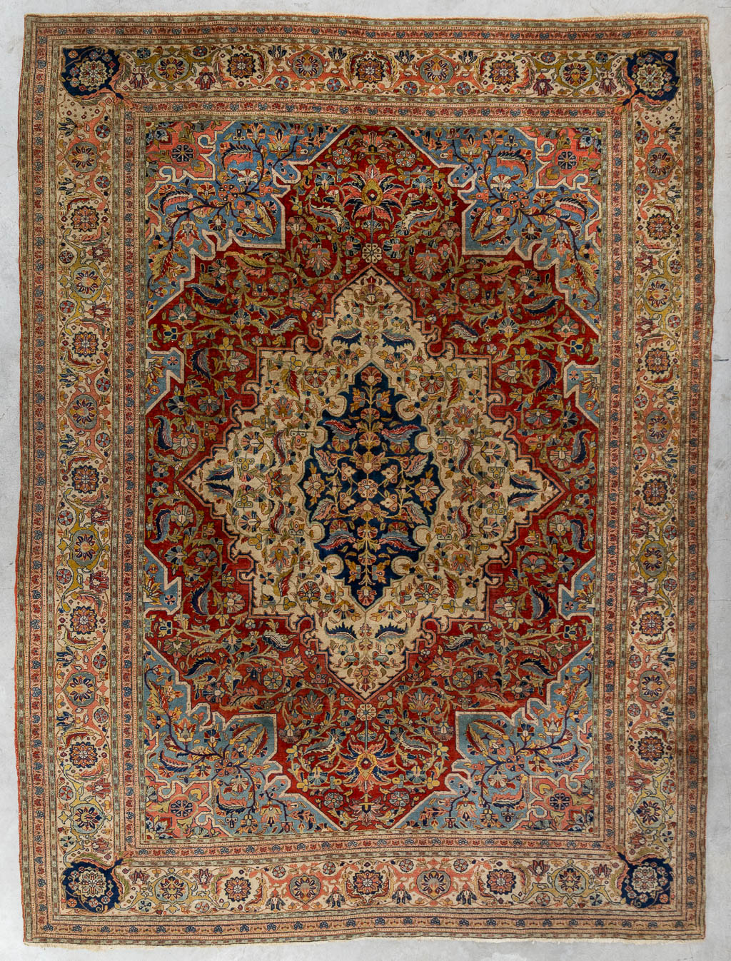 Lot 221 Een Oosters handgeknoopt tapijt, Ghoum. (L:264 x W:353 cm)