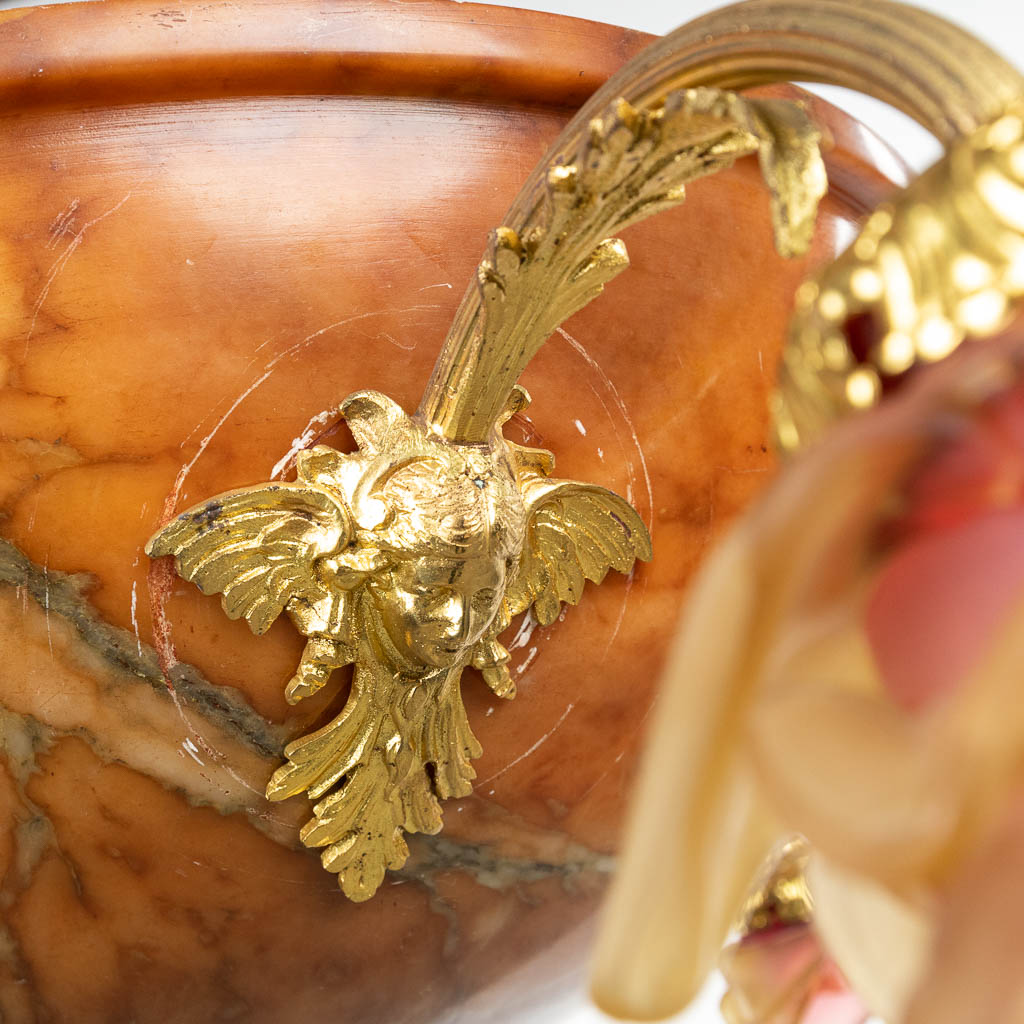 Een luchter gemaakt uit een albast schaal gemonteerd met brons en glazen rozen. 