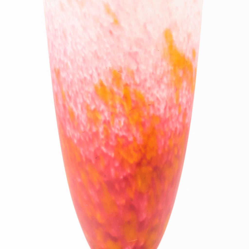 Schneider, een vaas gemaakt uit pâte de verre glas. (H: 37 x D: 16,3 cm)