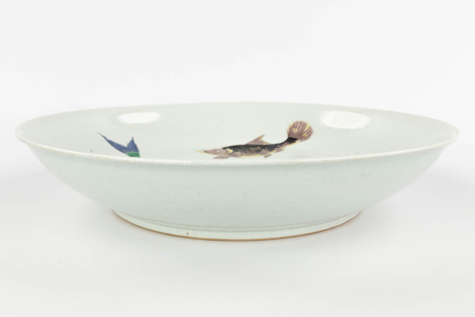 A large Chinese bowl decorated with koi, 19th C. (H:8 x D:40,5 cm)
