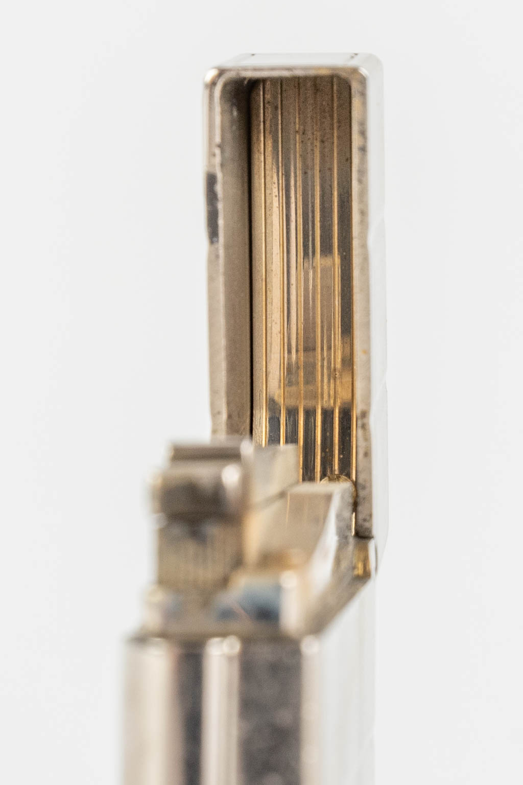 Dupont S.A. Twee vintage aanstekers. Verguld en verzilverd metaal. (D:1,2 x W:3,7 x H:6,2 cm)