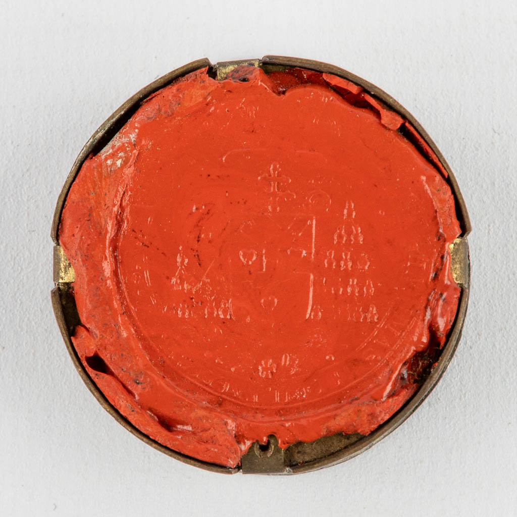 A sealed theca with a relic: Reliquias de veste Sancti Andrea Avellini 