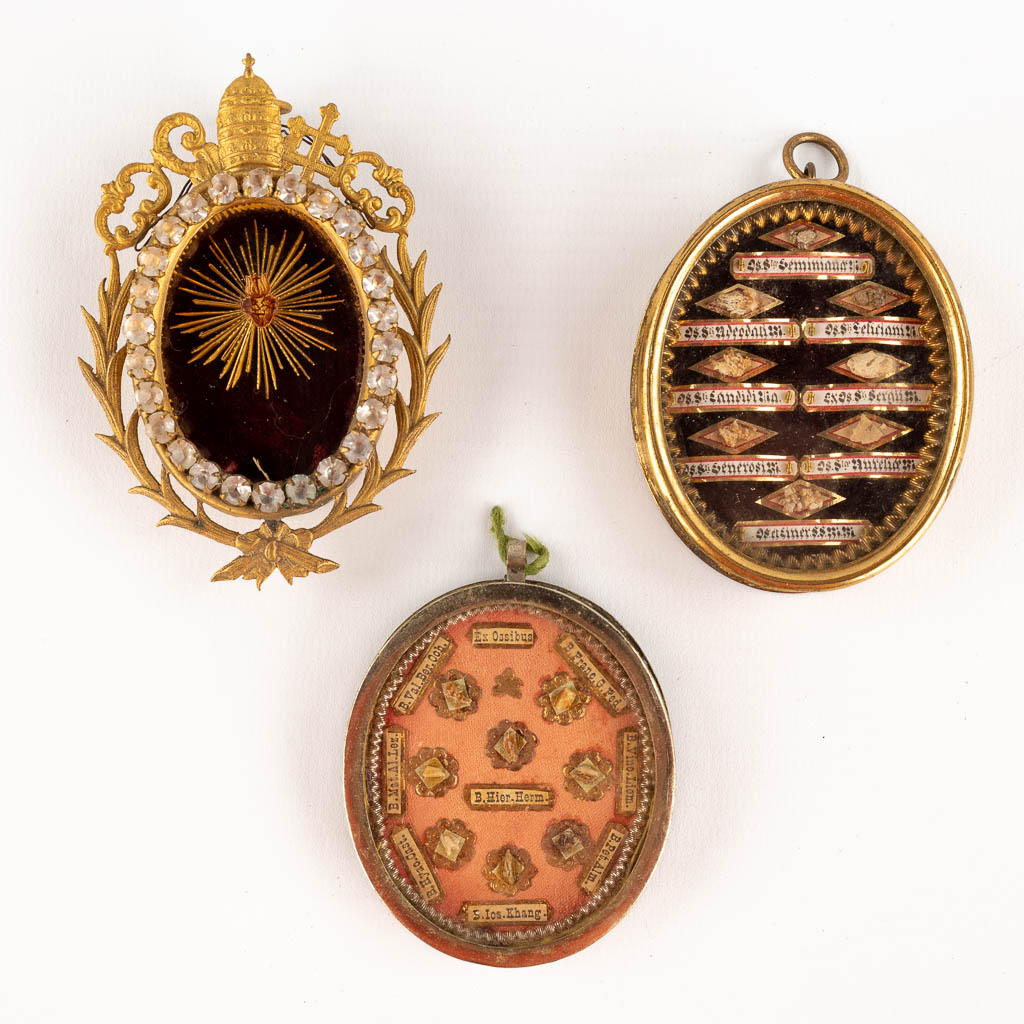 Drie grote theca met relikwieën, Heilig hart en anderen. (W:6 x H:8,5 cm)