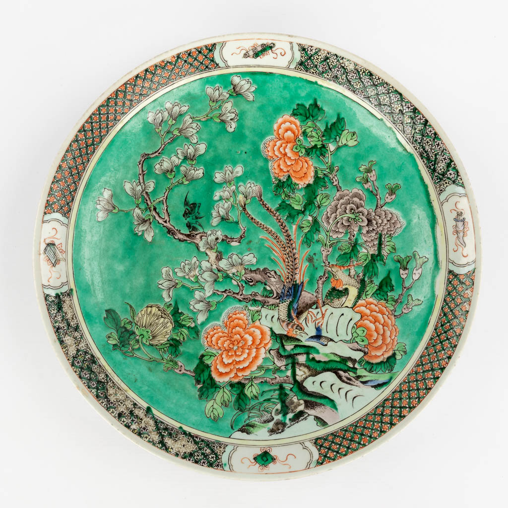 Een Chinees Famille Verte sierbord, decor van fauna en flora. 19de/20ste eeuw. (D:41 cm)