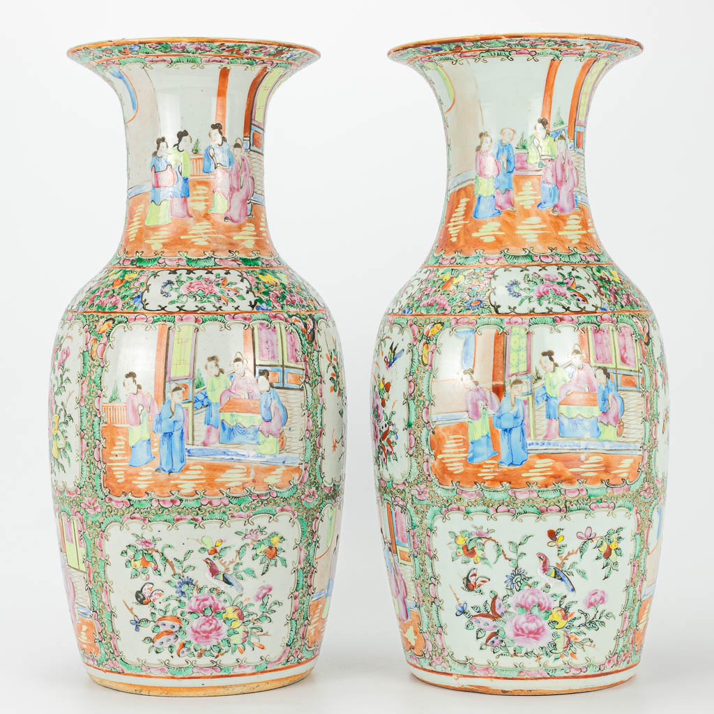 A pair of vases made of Chinese porcelain in Canton style. 19th century. 