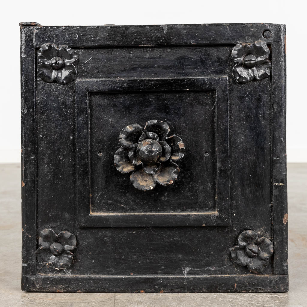 An antique chest, patinated metal, 19th C. (D:29 x W:49 x H:29 cm)