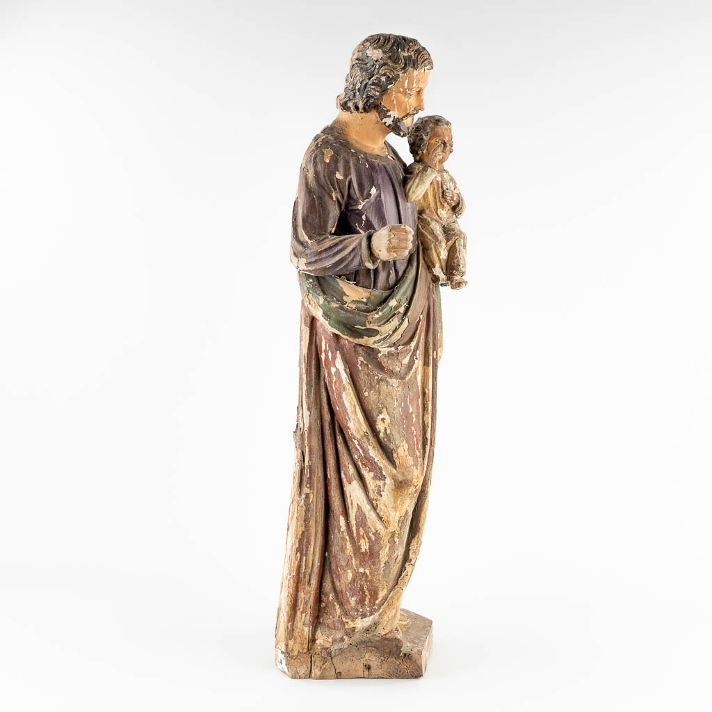 Een antieke houtsculptuur van Jozef met kind, originele polychrmie. 19de eeuw. (H:87 cm)