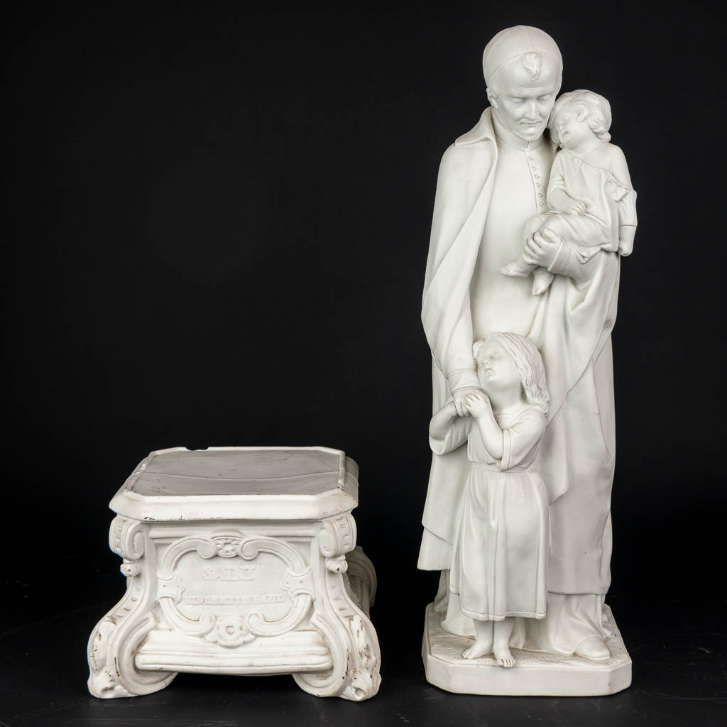 Een collectie van 5 stuks witte biscuit beelden van heiligen (H:57cm)