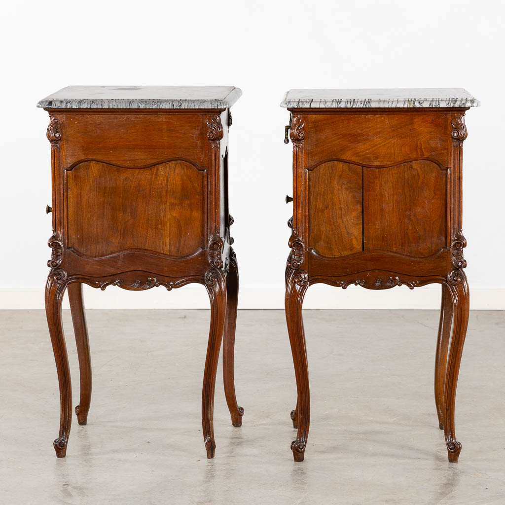 A pair of nightstands, Louis XV style with a marble top. (L:44 x W:44 x H:83 cm)