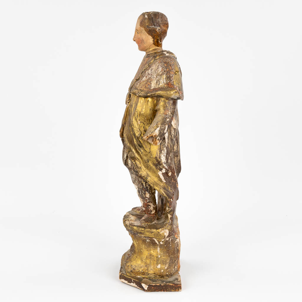 Beeld van een heilig figuur met relikwie. Gesculpteerd hout met originele polychromie. (50cm)