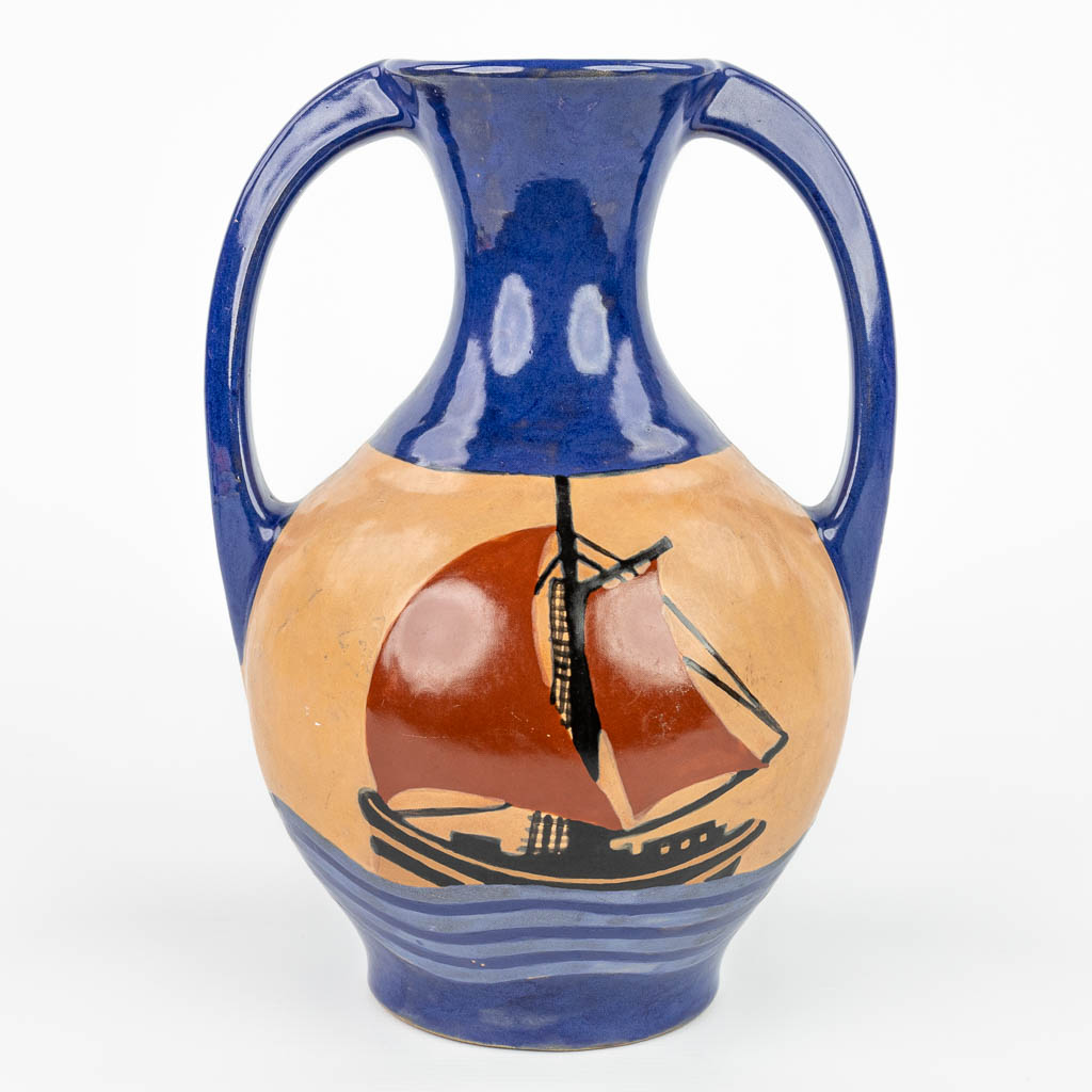 Een vaas met decor van schepen en gemerkt Tonoda, Belgium. (H:27cm)