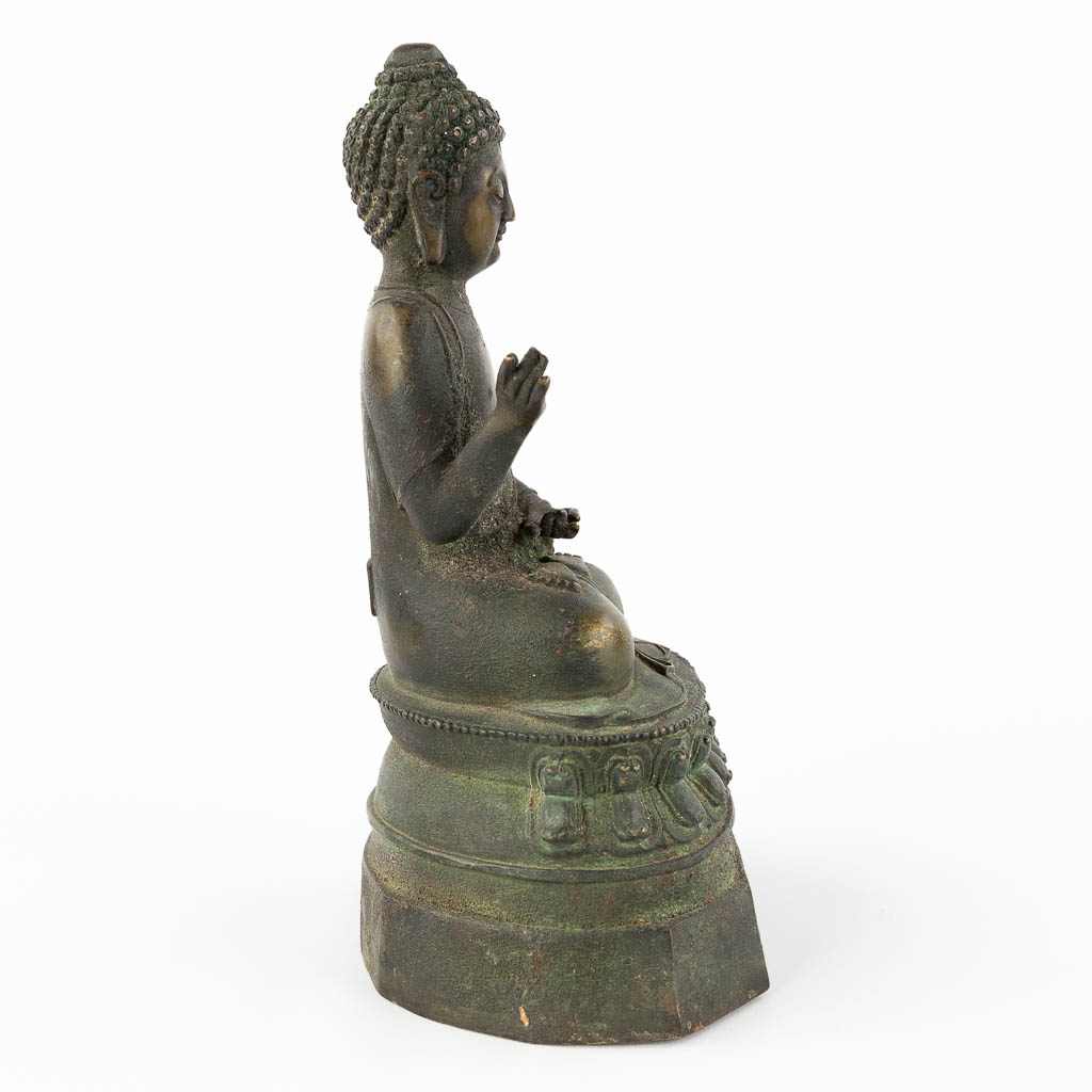 Een antieke Oosterse boeddha gezeten op een lotusbloem, brons. 19de/20ste eeuw. (L: 10 x W: 13 x H: 24 cm)