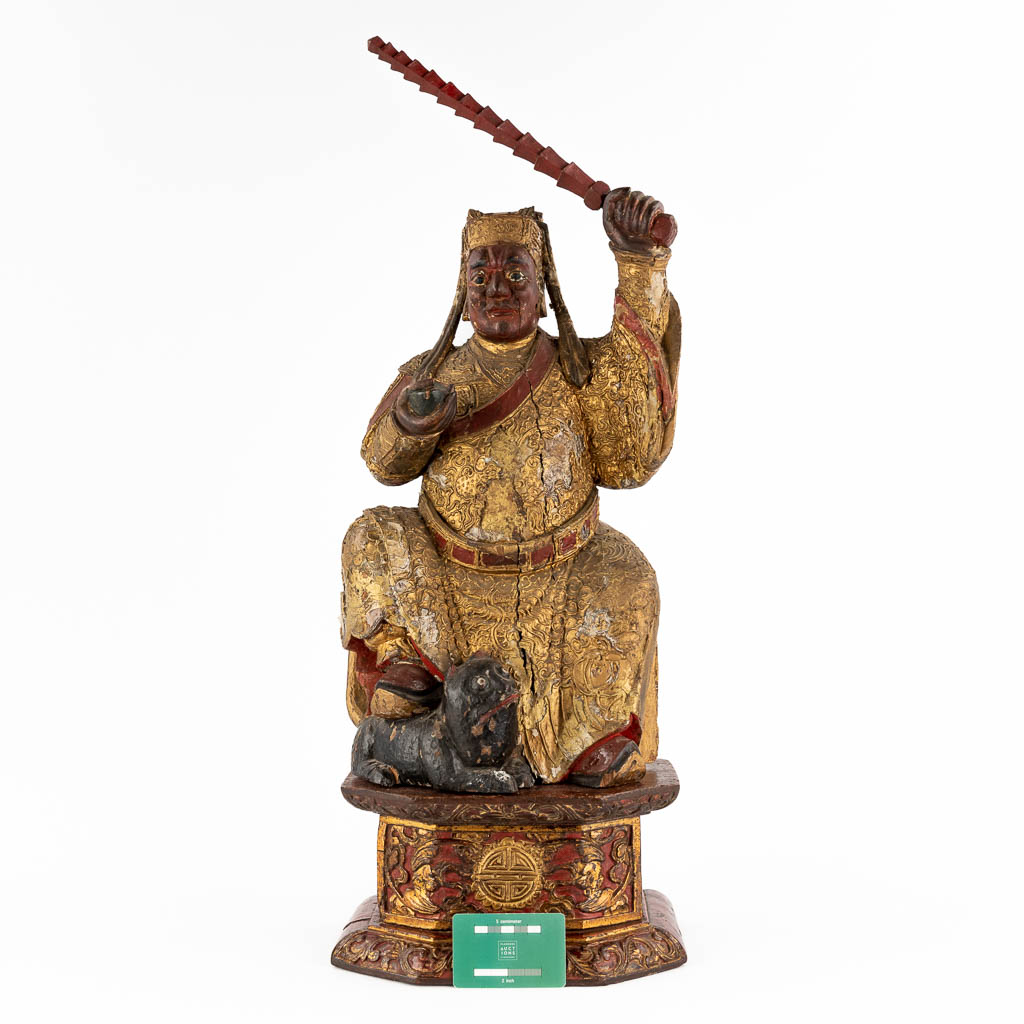 Een antieke Chinese sculptuur van een krijger, vergulde en polychrome houtsculptuur. 18de/19de eeuw. (D:20 x W:29 x H:77 cm)