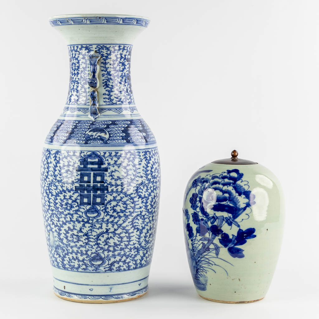 Een Chinese Celadon vaas en gemberpot met blauw-wit decor, dubbel Xi en Floraal. 19de/20ste eeuw. (H:59 x D:25 cm)