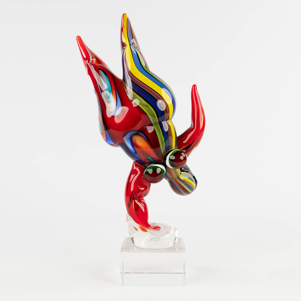 A glass figurine, in the style of Niki The Saint Phalle, probably made in Murano, Italy. (W: 13 x H: 33,5 cm)