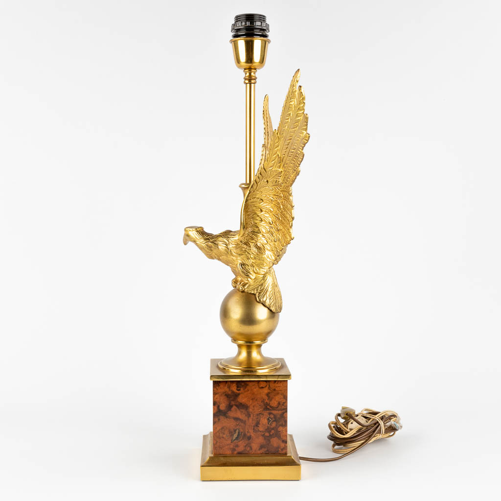 Een tafellamp met een arend, verguld brons, Hollywood Regency stijl. 20ste eeuw. (D:13 x W:30 x H:57 cm)