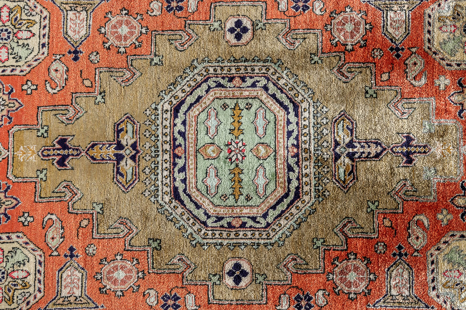 Een klein Oosters, handgeknoopt tapijt, zijde, Ghoum. (D:82 x W:54 cm)