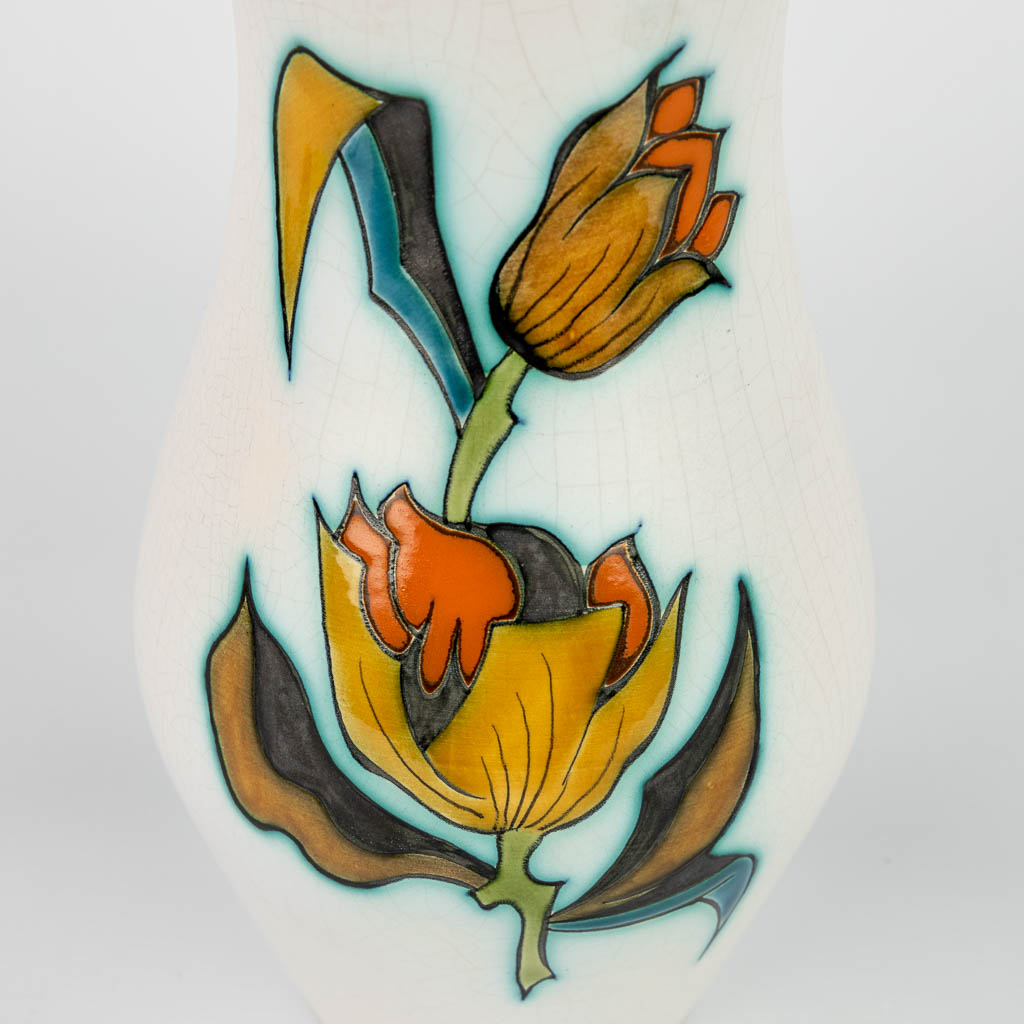Een vaas met bloemendecor en gemerkt Flora Gouda Holland Rimini. (H:27cm)