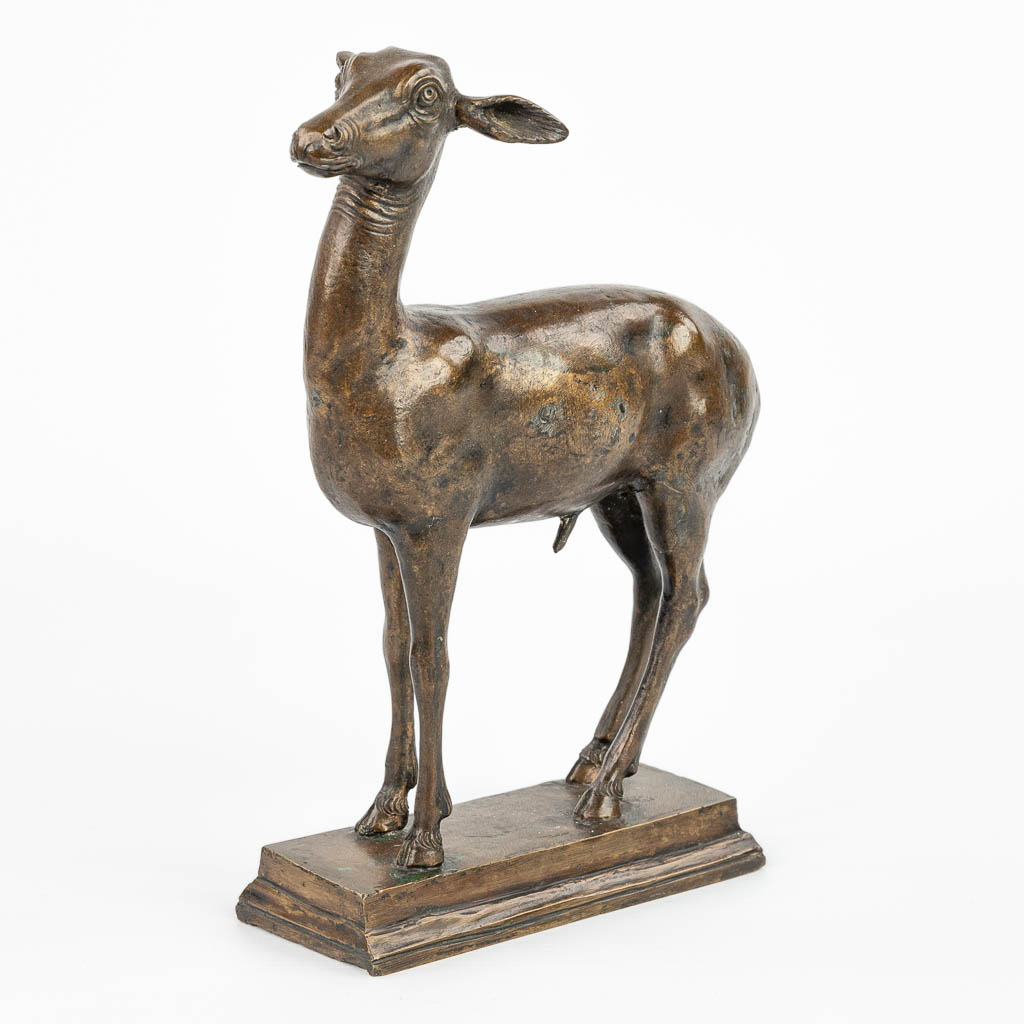 No signature found. A bronze statue of a deer. (H:22cm)