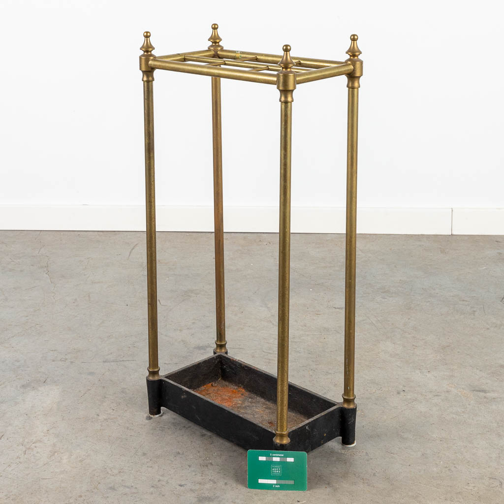An umbrella stand made of copper and cast-iron, Art deco period. (H:64cm)