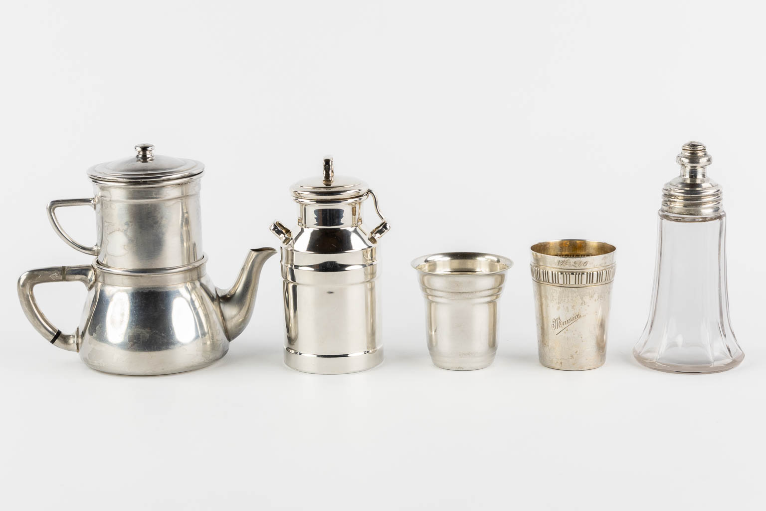 A large collection of silver and silver-plated objects, table accessories and serving ware. (L:16 x W:37 x H:12,5 cm)