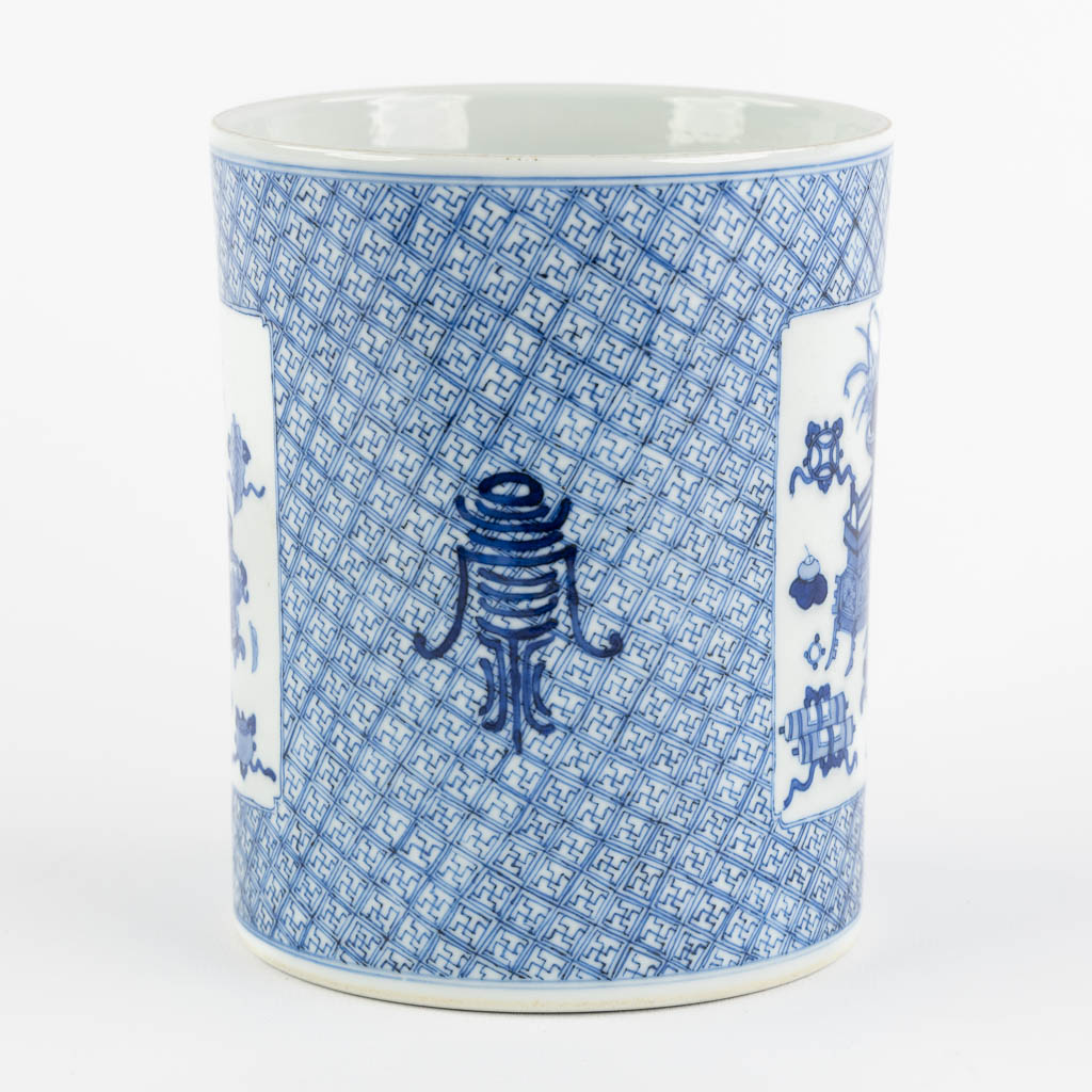 A Chinese brush pot, blue white, Swastika decor. Kangxi Style mark. (H:14,7 x D:12 cm)