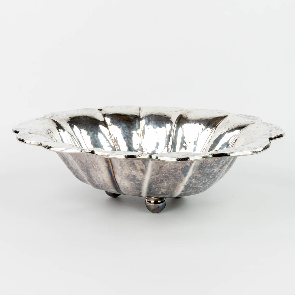 A large hand-hammered bowl made of silver-plated brass. (H:13,5cm)