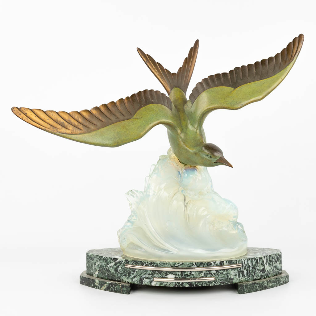 An Art Deco statue of a seagull on an illuminated glass base. (H:46cm)