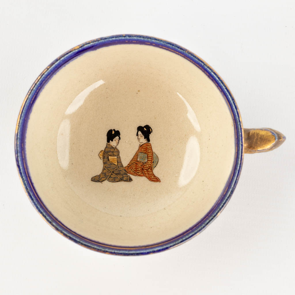 Een 15-delig theeservies, Satsuma steengoed, Meji periode, Japan. Sarashina & Shimazu Clan Crest (W: 21 x H: 17,5 x D: 12 cm