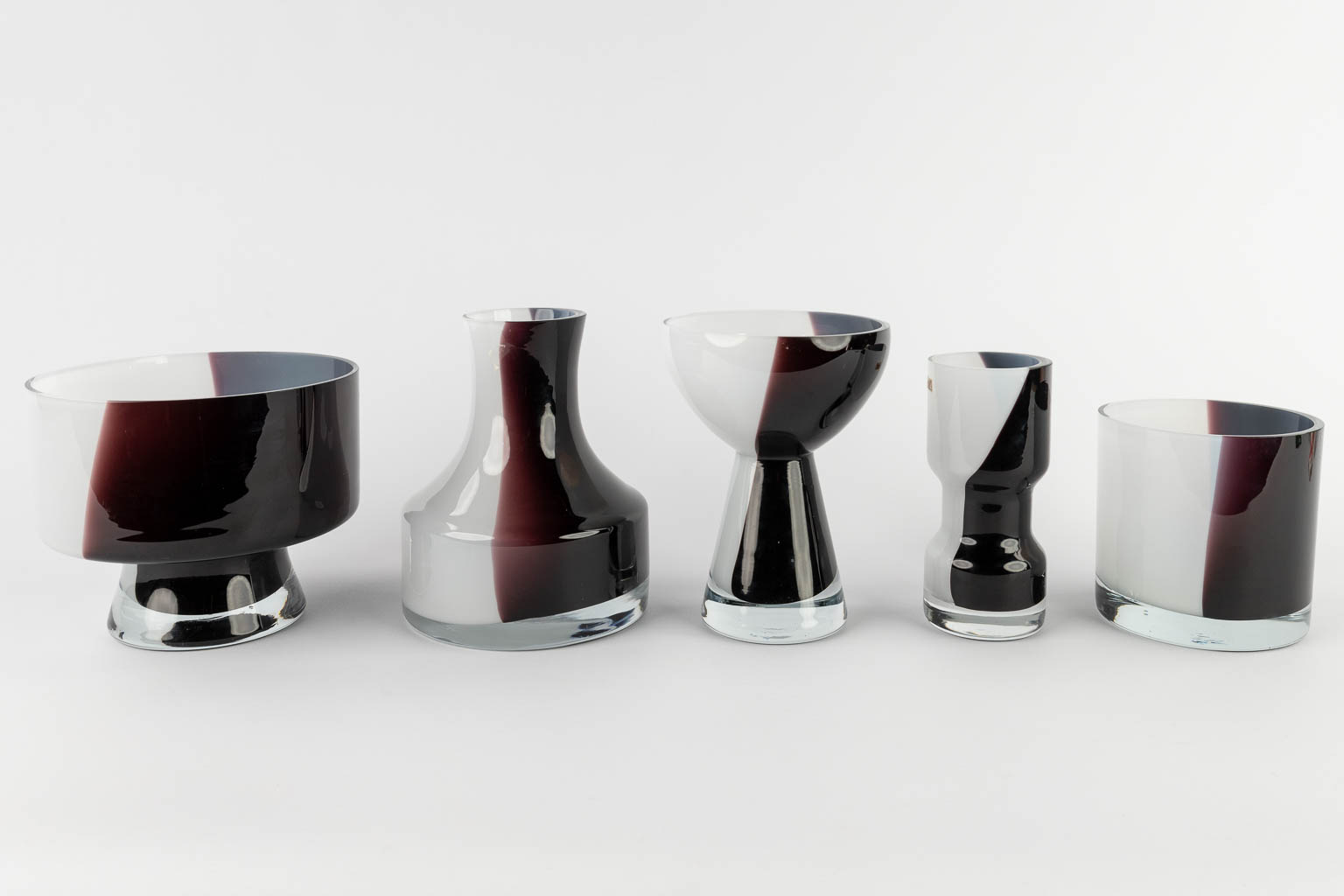 5 stuks Belgisch glaswerk, Boussu, zwart-wit glas. 20ste eeuw. (H:15 x D:18 cm)