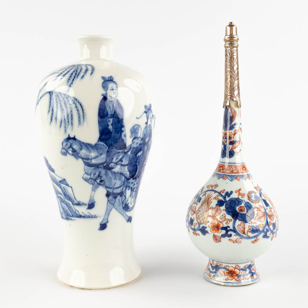 Een Chinese Meiping vaas en Rozenwater sproeier, 18de/19de eeuw. (H:23 x D:11 cm)