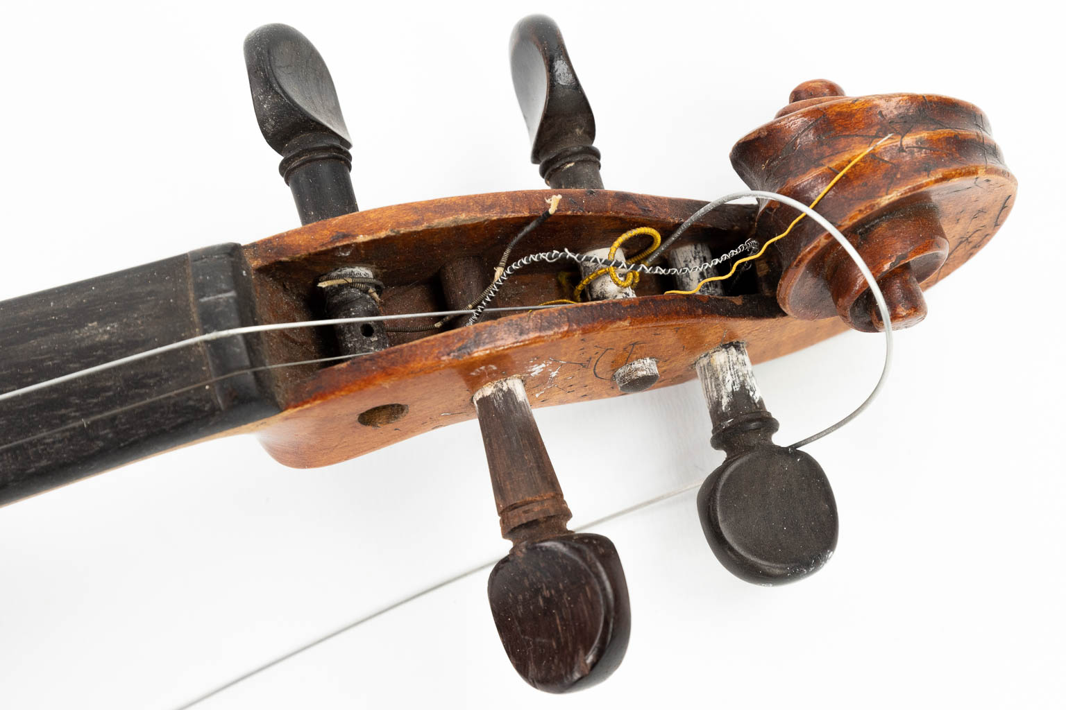 Een collectie van 3 instrumenten: 2 mandolines en een viool, naar een model van Stradivarius 