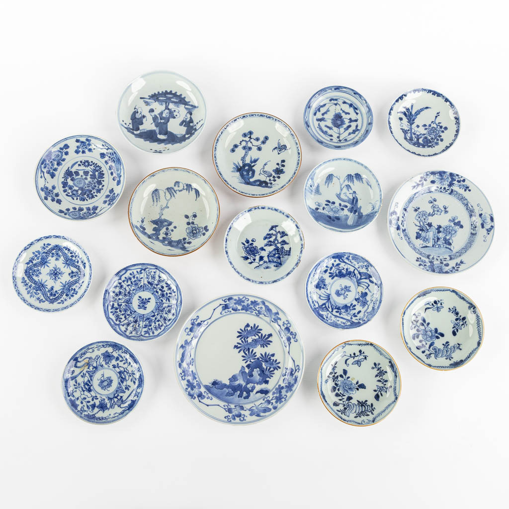  16 Chinese borden, Blauw-wit/Capucine decor. Kangxi/Yongzheng periode. (D:18,6 cm)