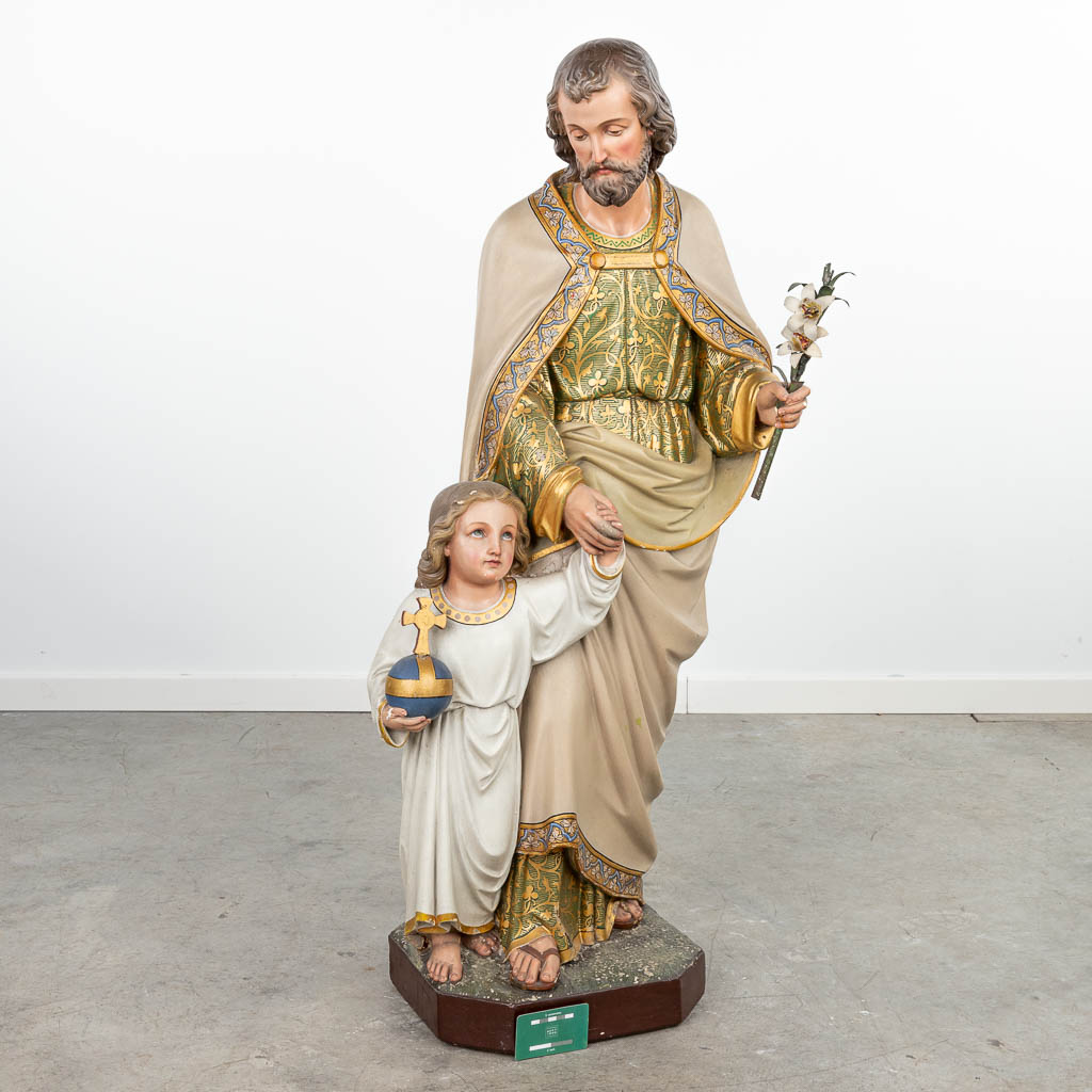 Een beeld van Jozef met Jezus en een Globus Cruciger, gemaakt uit gepatineerd plaaster. (H:110cm)