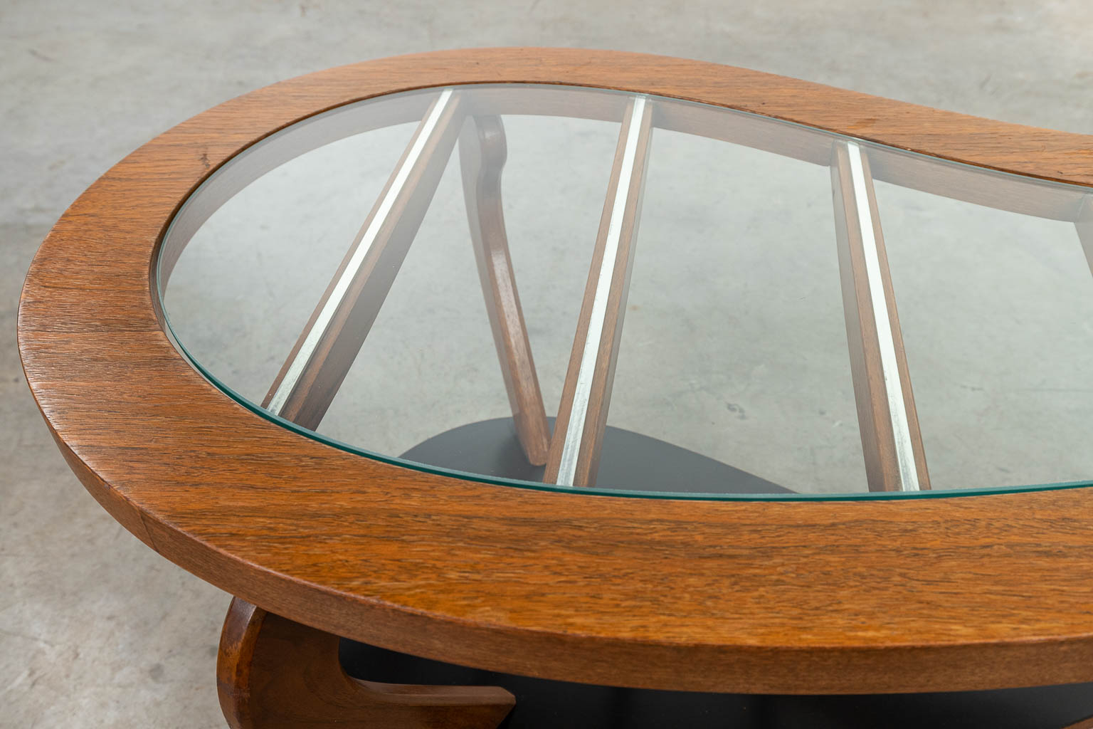 Een mid-century salontafel gemaakt uit hout en glas. 