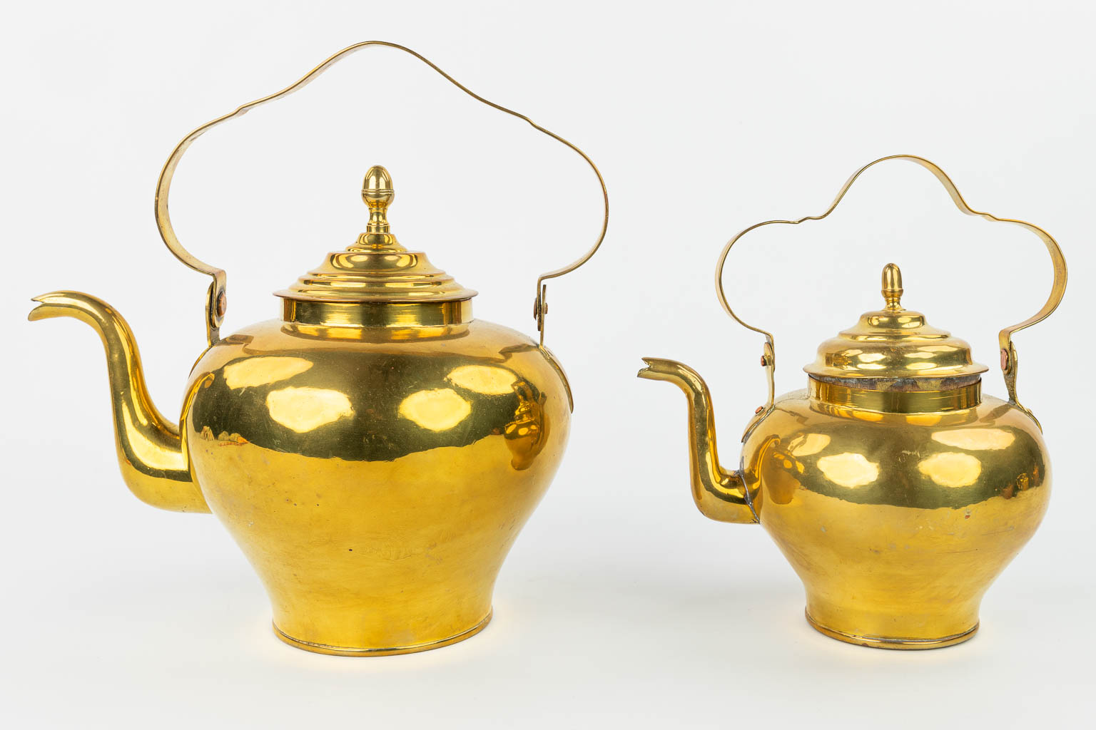 A collection of 5 'appelmoren' tea pots, made of copper. (H:34cm)