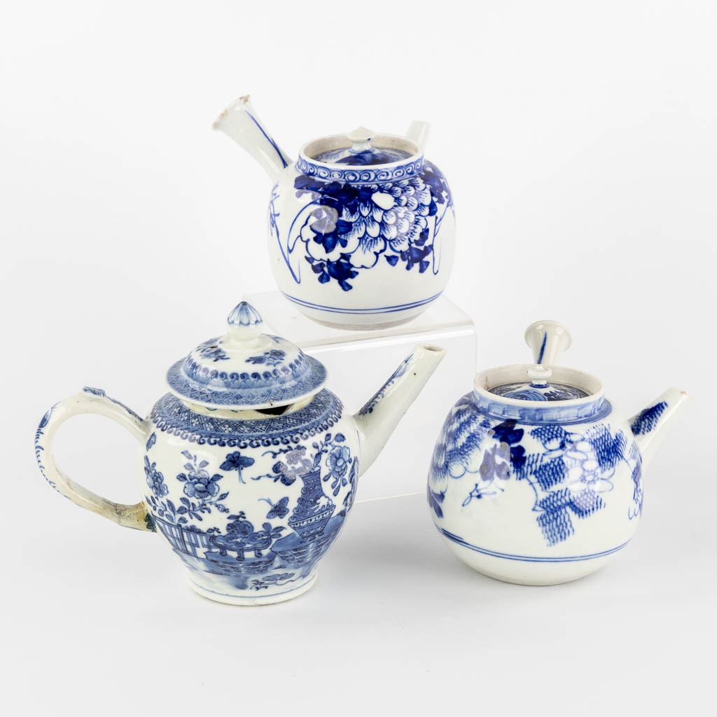 Lot 030 Three Chinese and Japanese teapots, blue-white decor. (W:20 x H:14 cm)