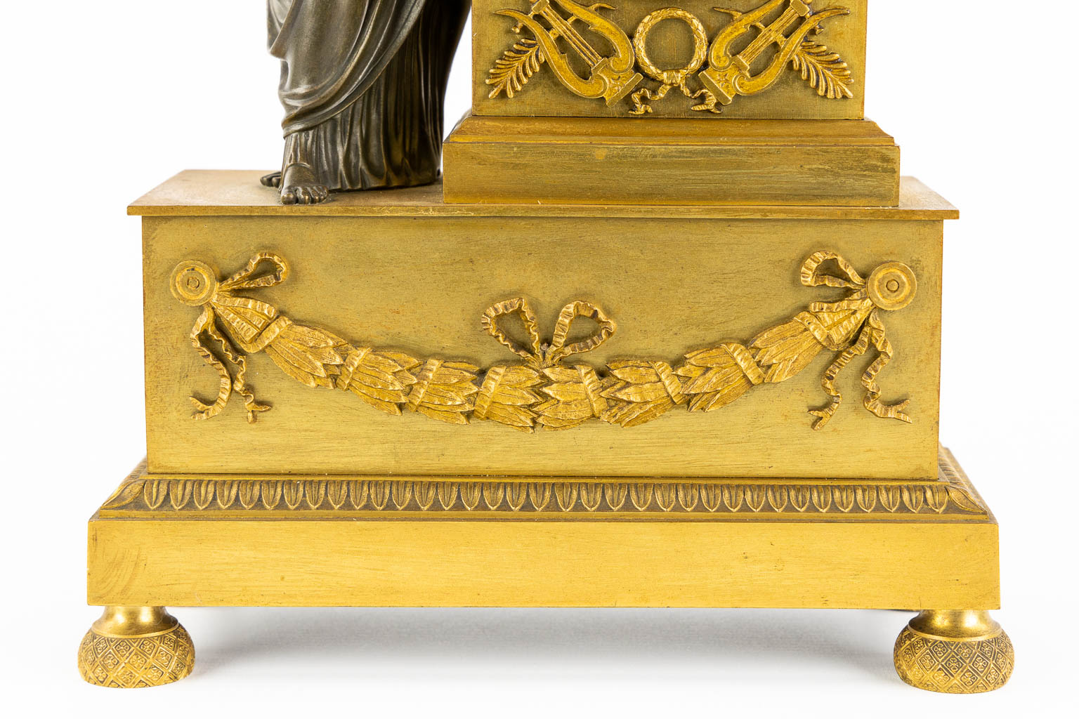 A mantle clock, gilt bronze, Empire. Circa 1800. (L:11,5 x W:26 x H:39,5 cm)