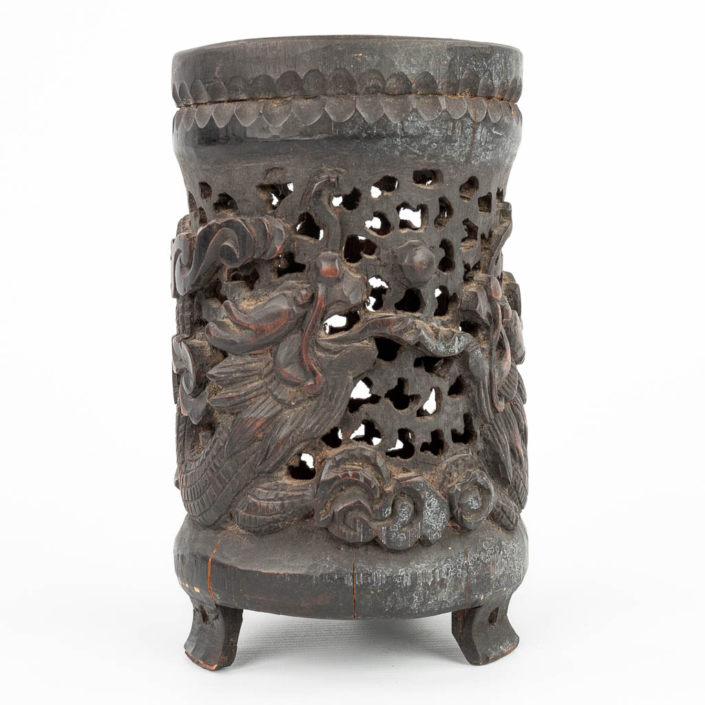 Een ajour gesculpteerde vaas gemaakt uit hout versierd met draak en foo hond. (H:20,5cm)