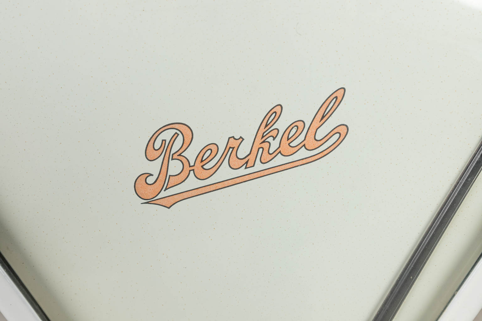 Een weegschaal met witte email en gewichten, gemaakt door Berkel. (H:68cm)