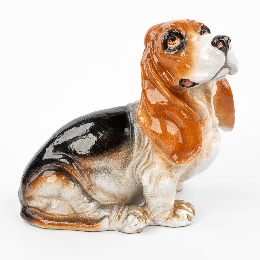 Een beeld van een Beagle, gemaakt uit geglazuurde terracotta. (H:34cm)