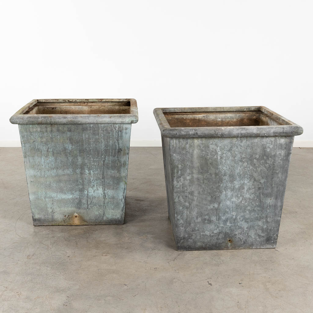 A pair of large flower pots, zinc with a great patina. (D:72 x W:72 x H:70 cm)