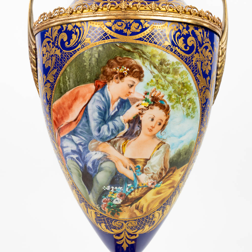 Een paar vazen gemaakt uit porselein met handgeschilderd decor in Sèvres stijl. Gemerkt s. Mannoli. (H:58cm)