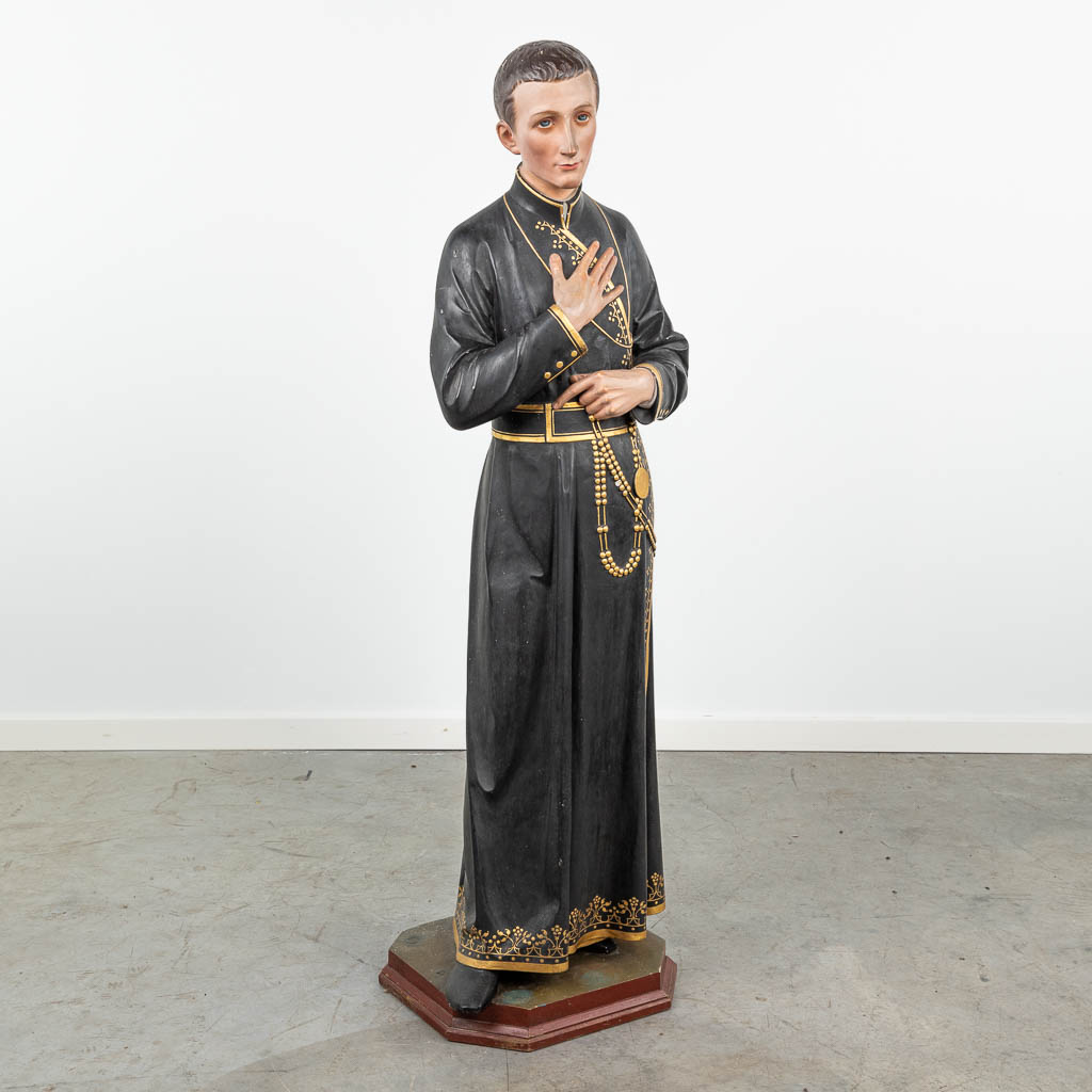 Een beeld van een priester, gemaakt uit gepatineerd plaaster (H:128cm)