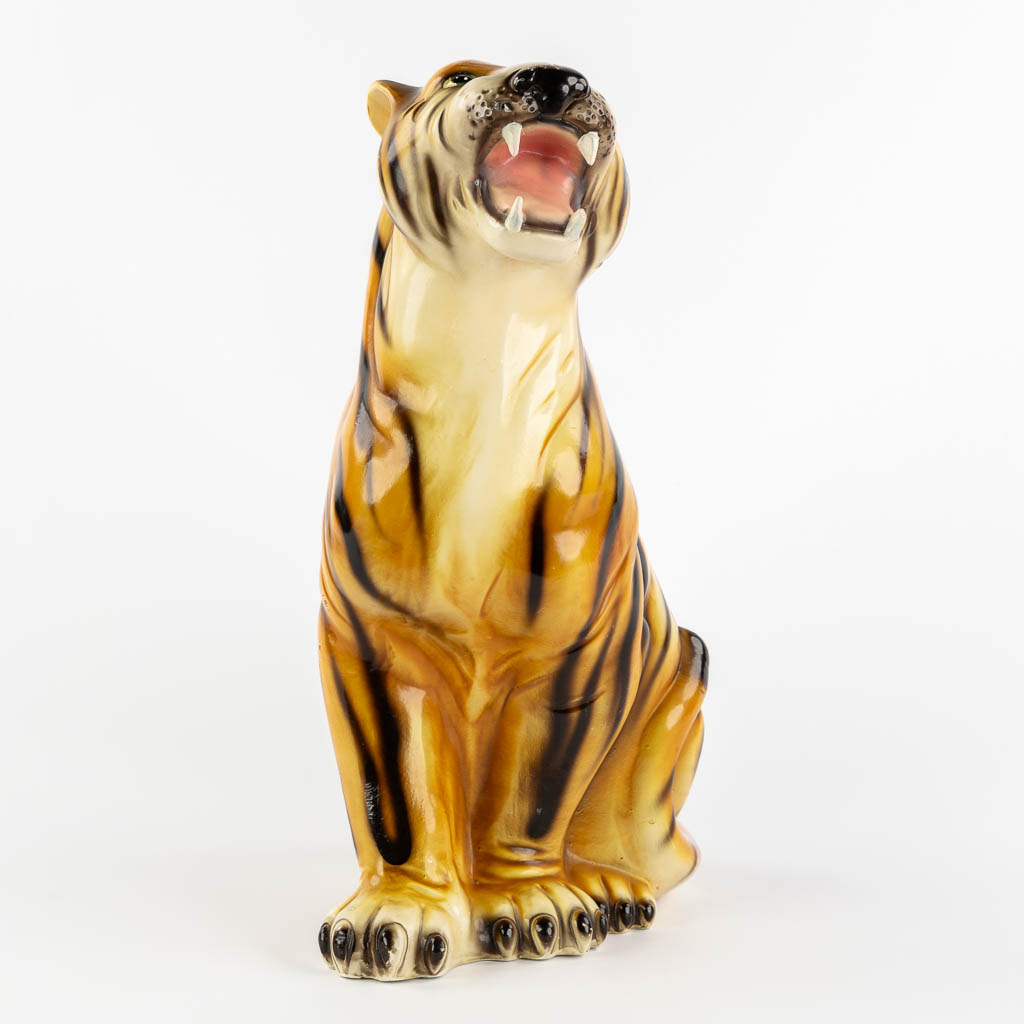 Een kleine figuur van een tijger, geglazuurde keramiek. Italië. (L:18 x W:32 x H:45 cm)